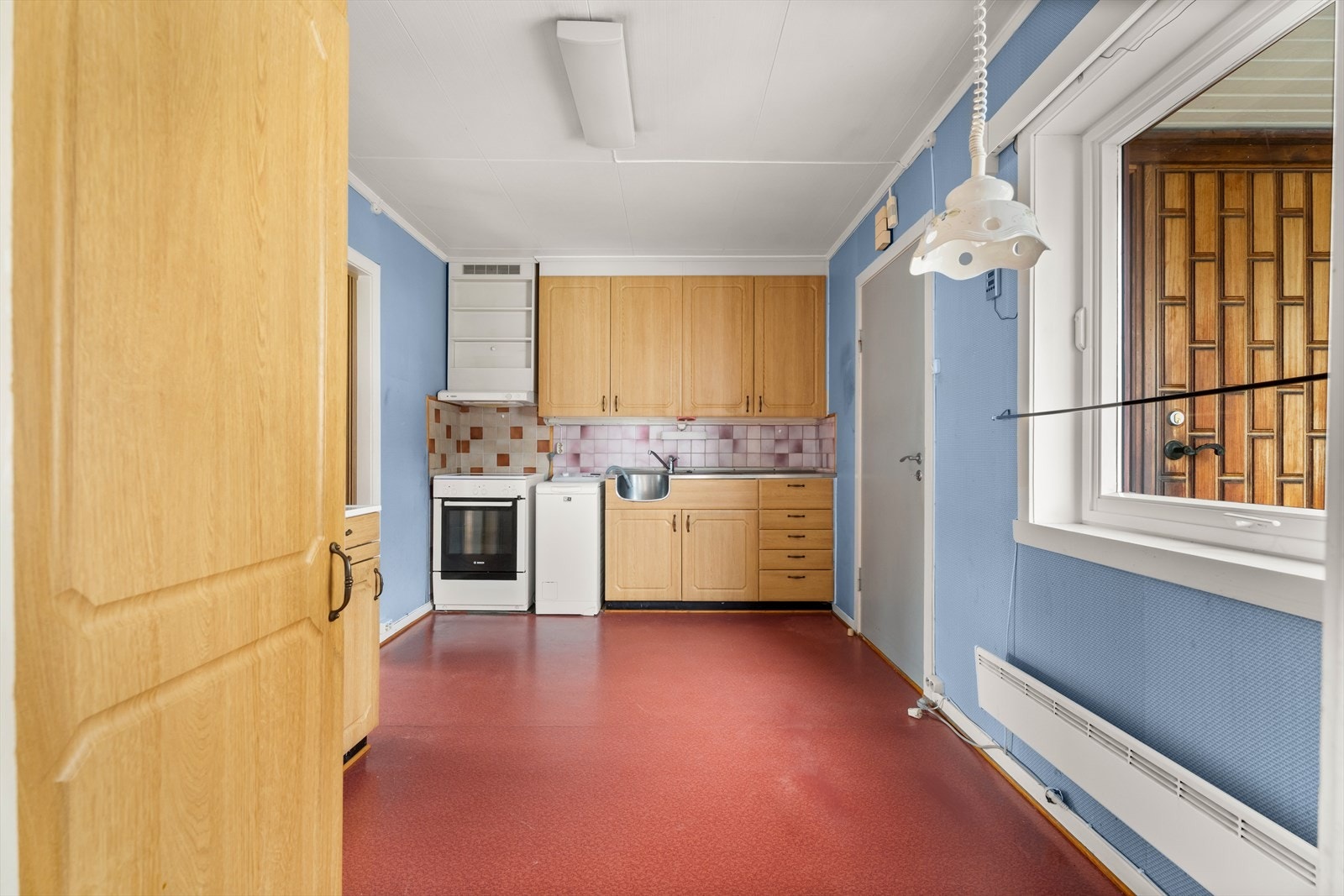 Kjøkkenet er fornyet av ukjent tid, med lyse profilerte fronter og beslagsvask/benk. Galleribilde