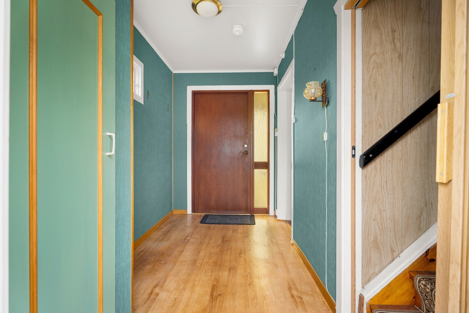 Inne i boligen blir du møtt av en entré. Galleribilde