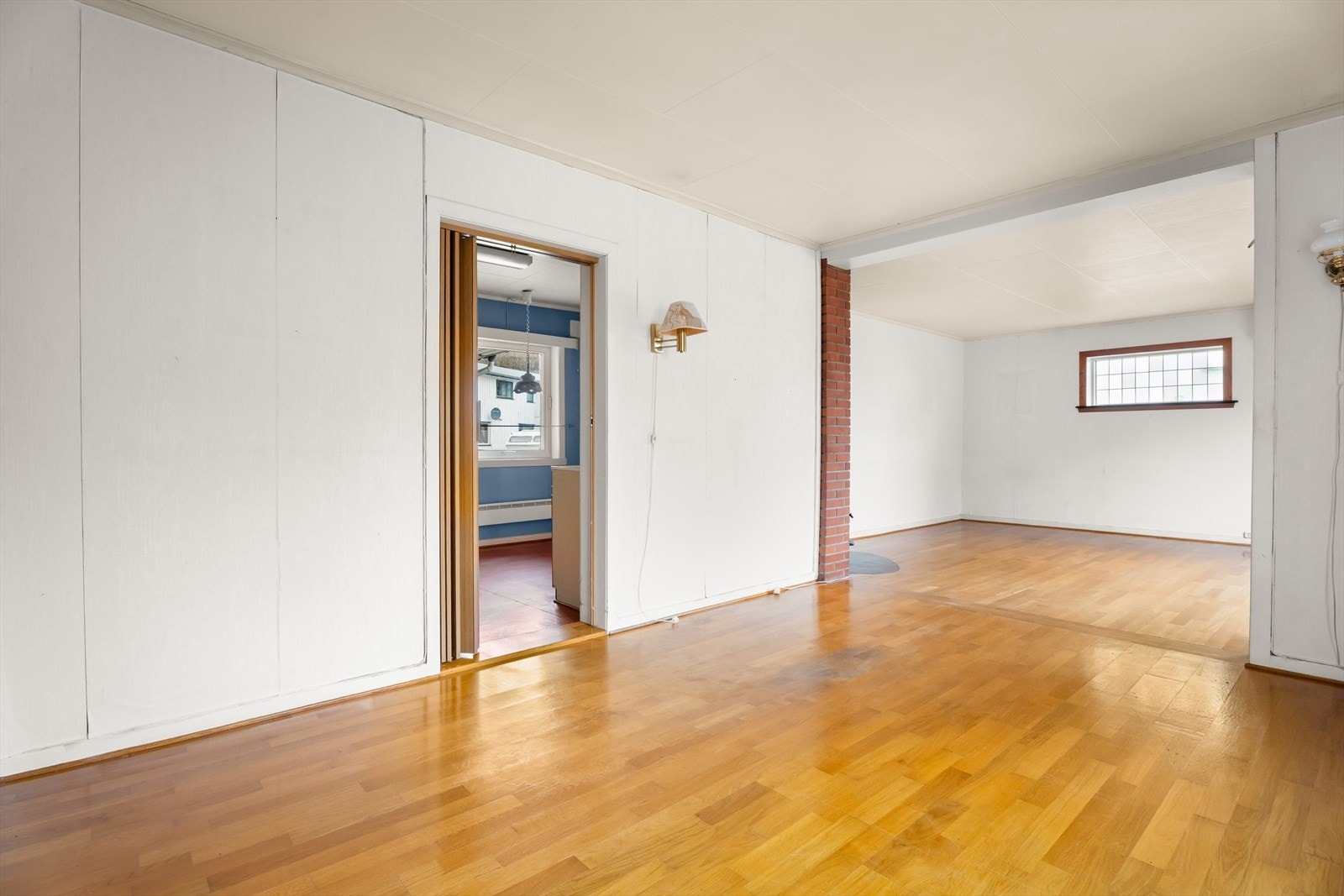 Det er malte plater i tak, tapet / malte plater i vegger og parkett på gulv. Galleribilde