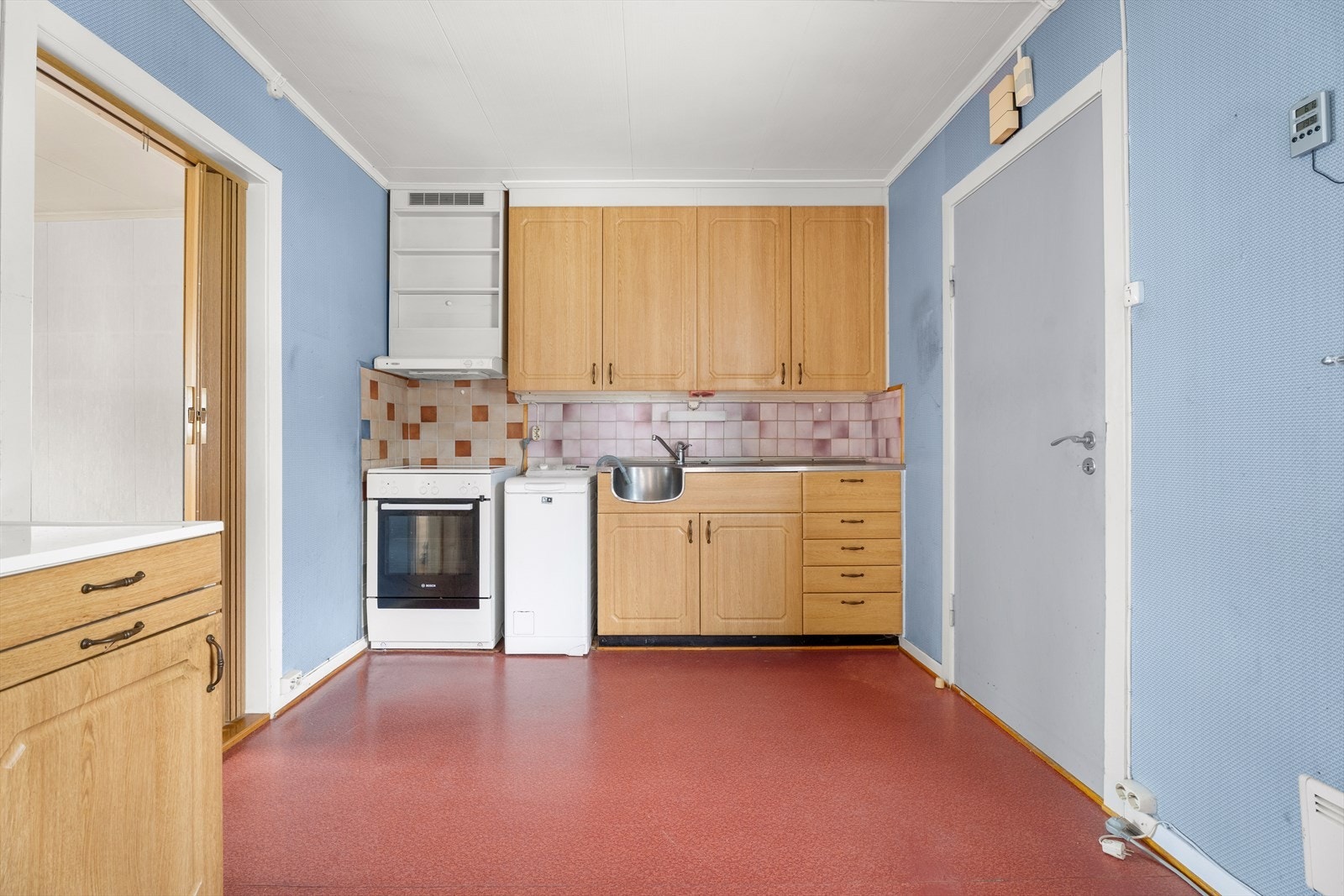 Kjøkkenet er utstyrt med kjøl/fryseskap, komfyr med platetopp, avtrekksvifte og vaskemaskin. Galleribilde