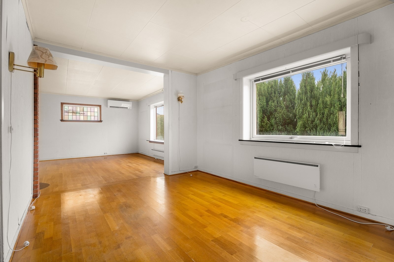 Stuen er lys og romslig med god plass for spisebord, sofagruppe og mer. Galleribilde