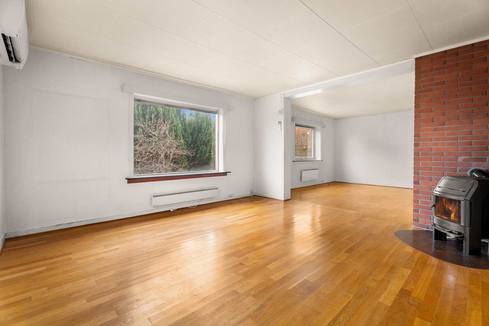 Det er vedovn og luft-til-luft varmepumpe i stuen. Galleribilde