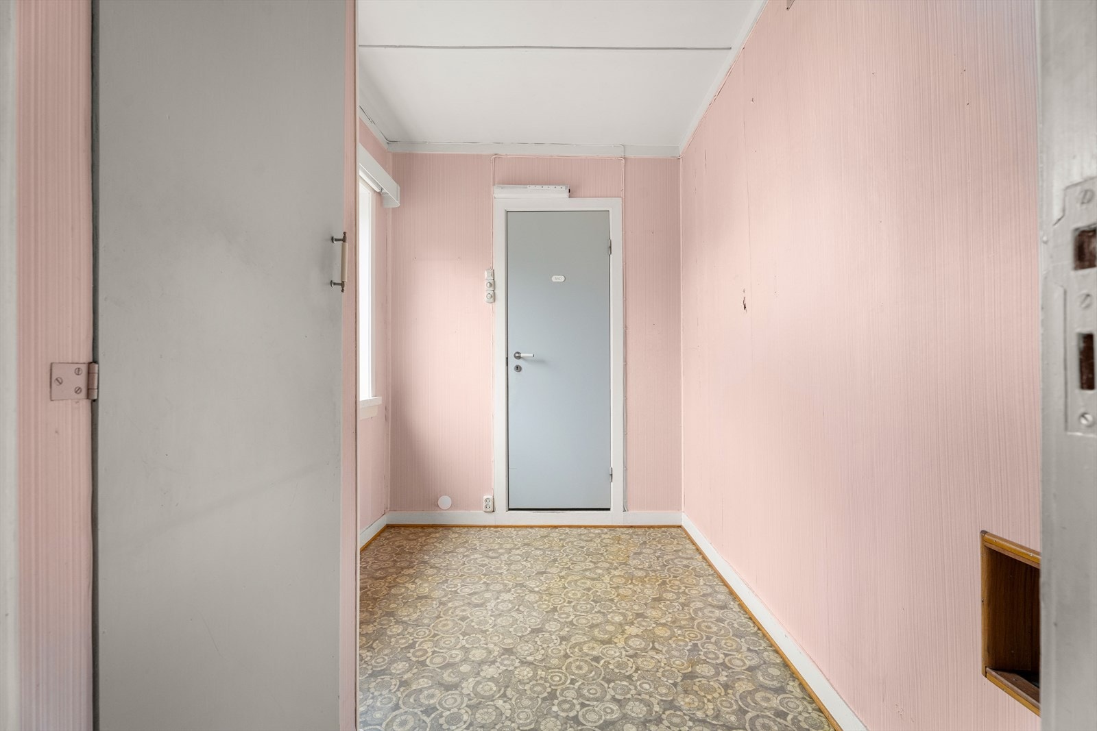 Badet er i 1. etasje via en gang. Galleribilde