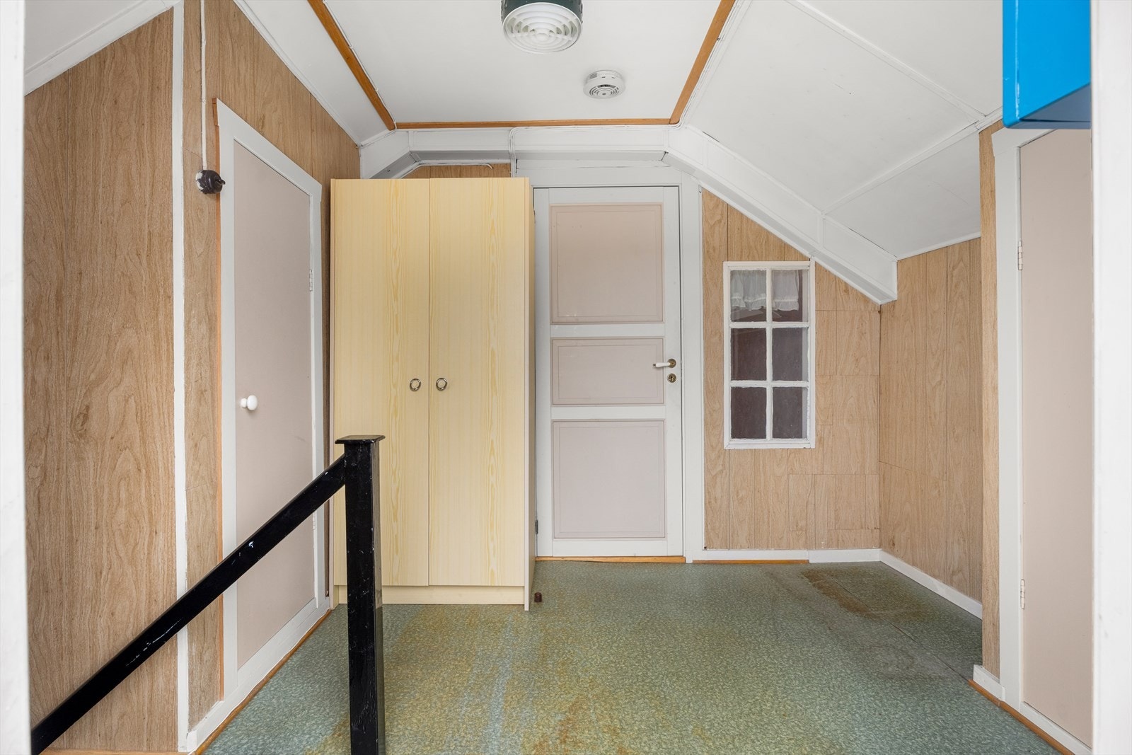 Opp til 2. etasje blir du møtt av en mellomstue med lagring i vegger og skap. Galleribilde