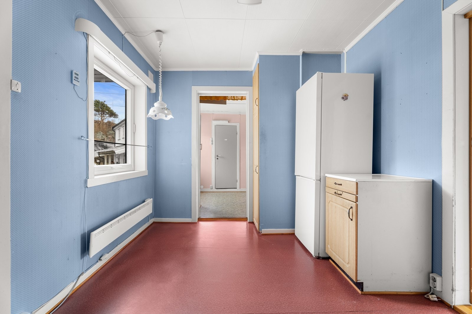 Kjøl/fryseskap, komfyr med platetopp og vaskemaskin medfølger i handelen. Galleribilde