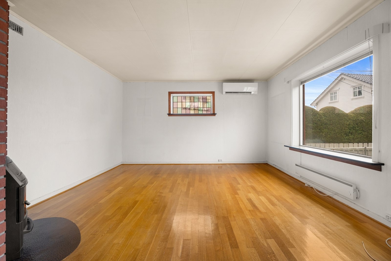 De store vindusflatene slipper rikelig inn med naturlig lys, som bidrar til en lett og god atmosfære i rommet. Galleribilde