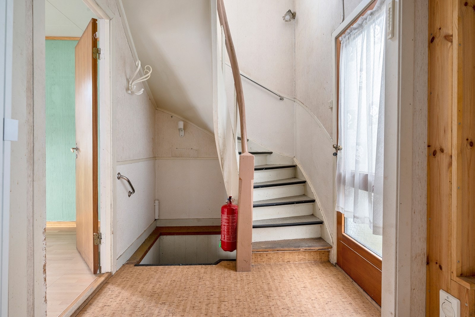 Du kommer inn i entrè med plass til oppbevaring av klær og sko. Galleribilde