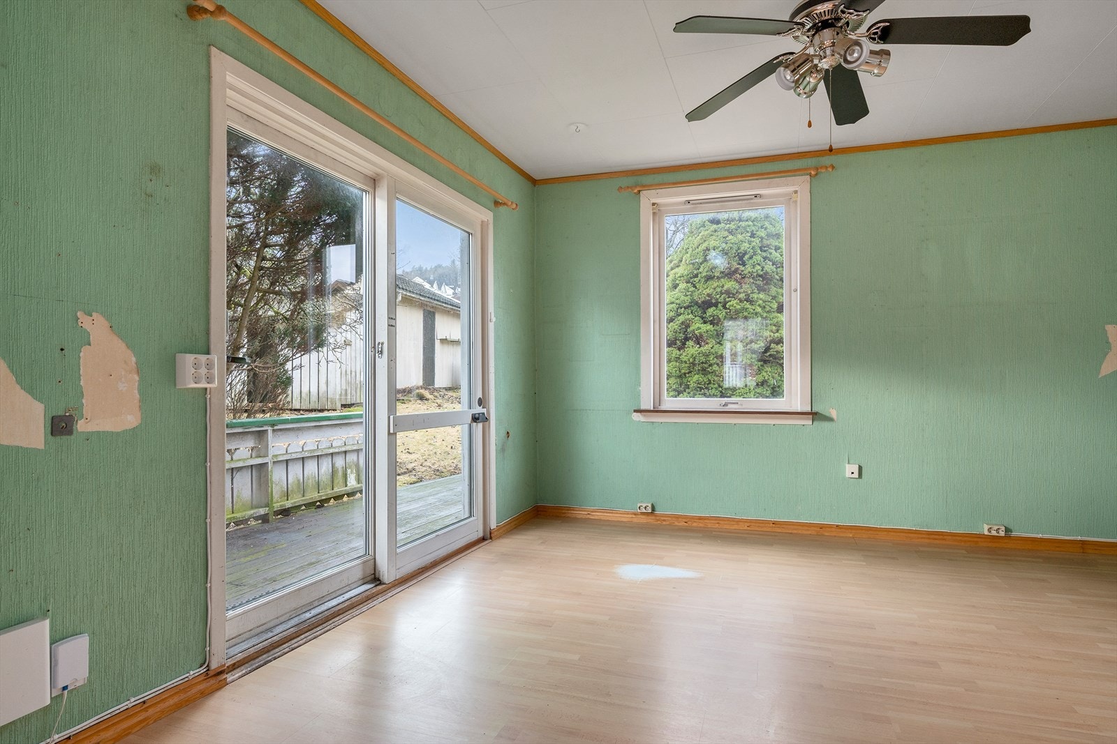 Utgang til terrasse og uteområde fra stue. Galleribilde