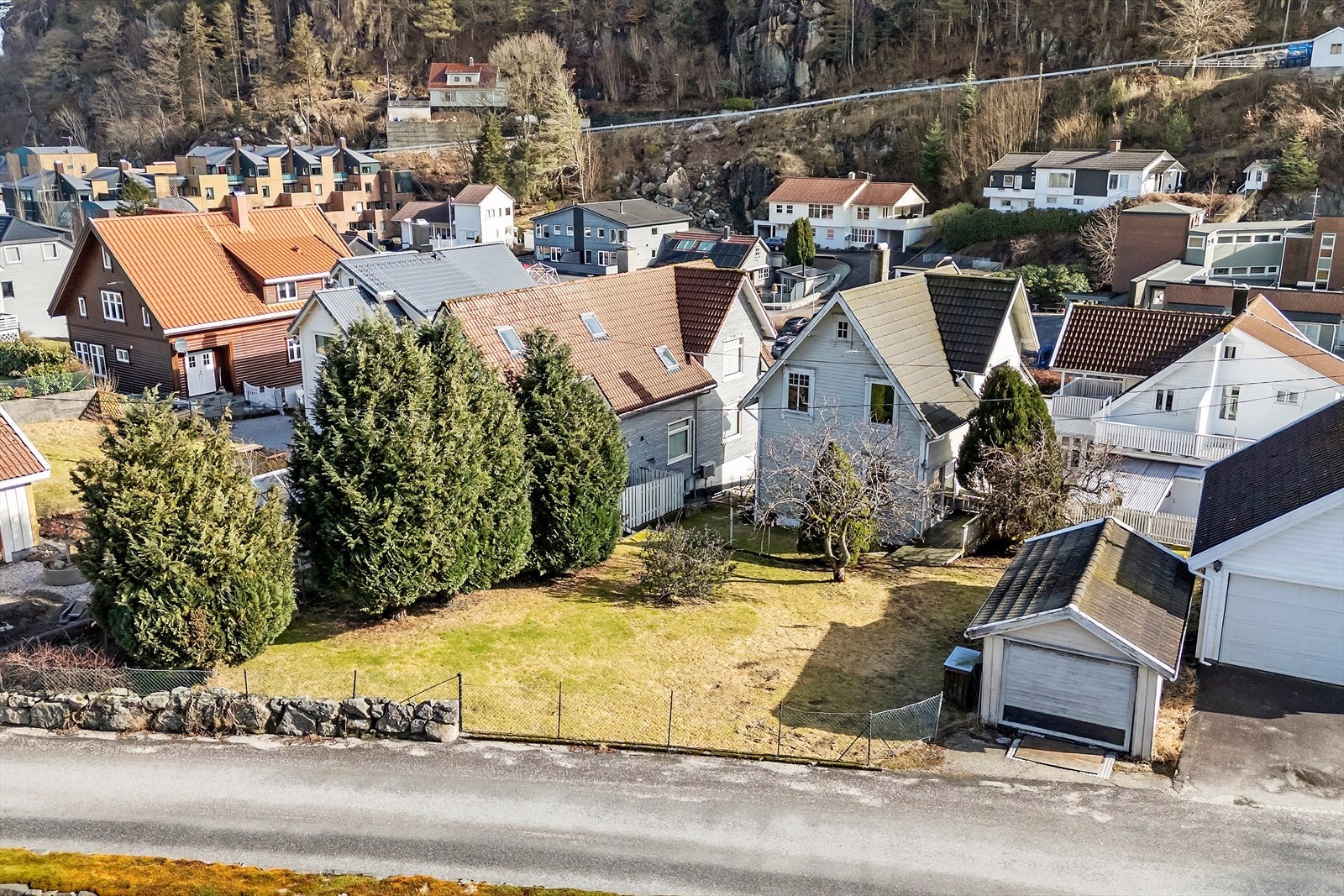 Hage som er opparbeidet med plen og noe beplantning. Galleribilde