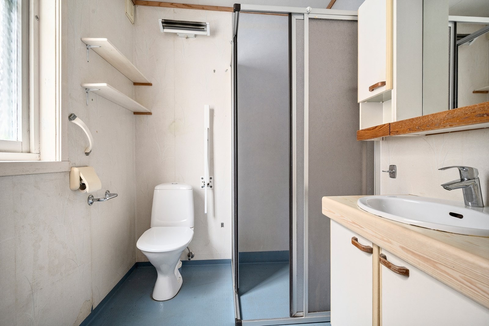 Baderom er innredet med dusj, toalett og baderoms-seksjon. Galleribilde