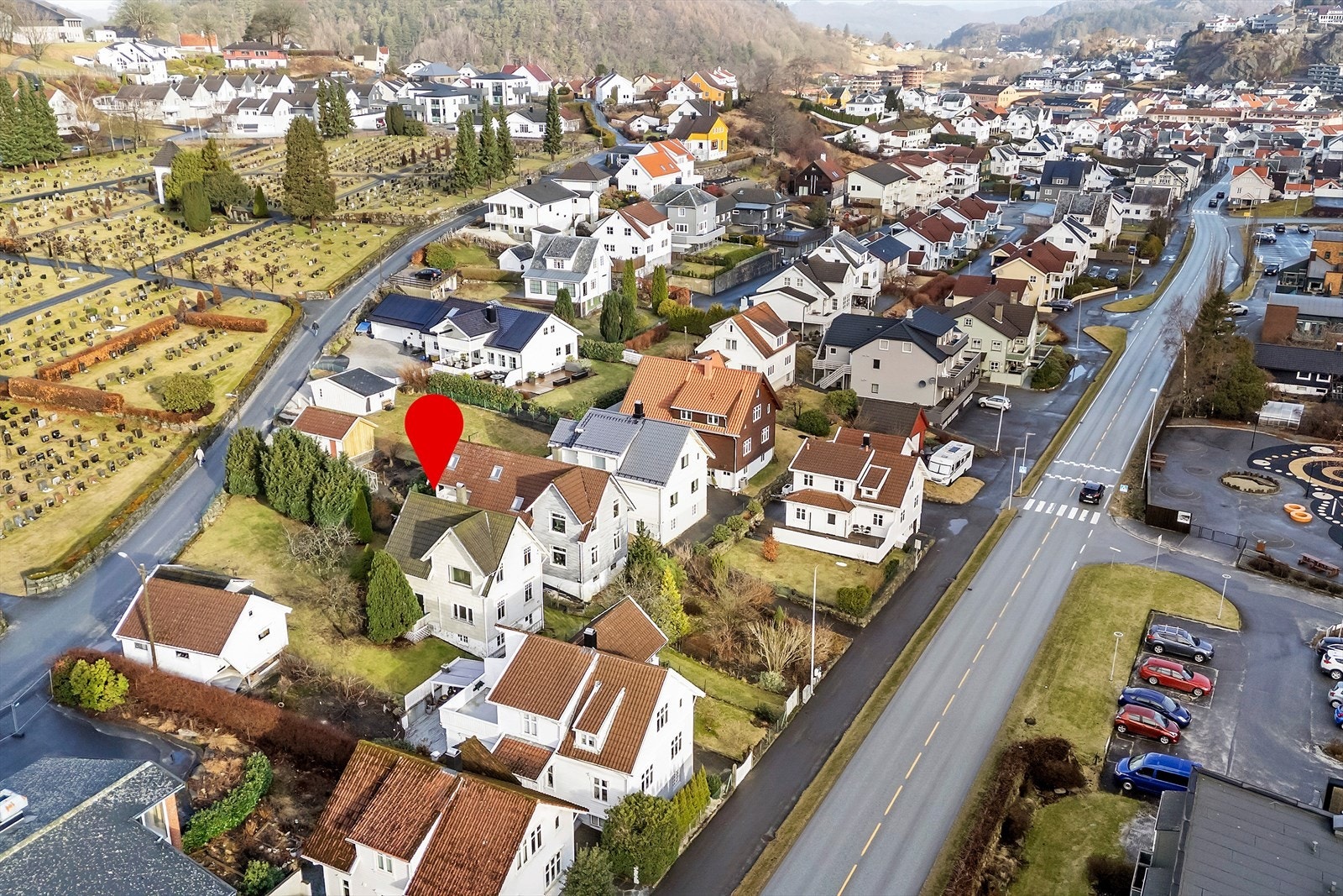 Boligen har fin beliggenhet i Årstaddalen med kort avstand til daligvarebutikker, kjøpesenter, sentrum med butikker og fine spisesteder, samt skoler, barnehager, idrettsanlegg og fine turmuligheter. Galleribilde