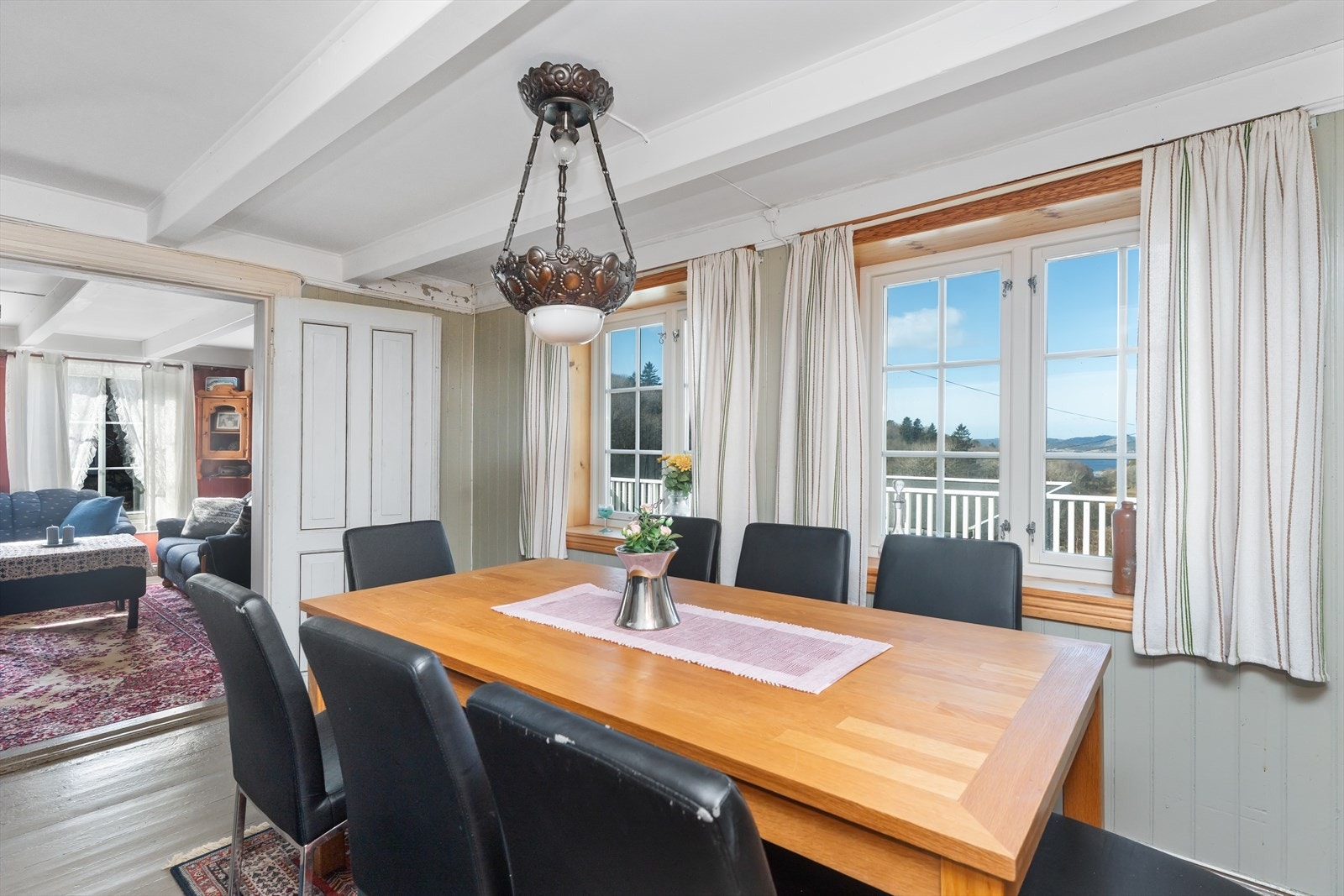 Spiseplass med flott utsikt mot sjøen Galleribilde