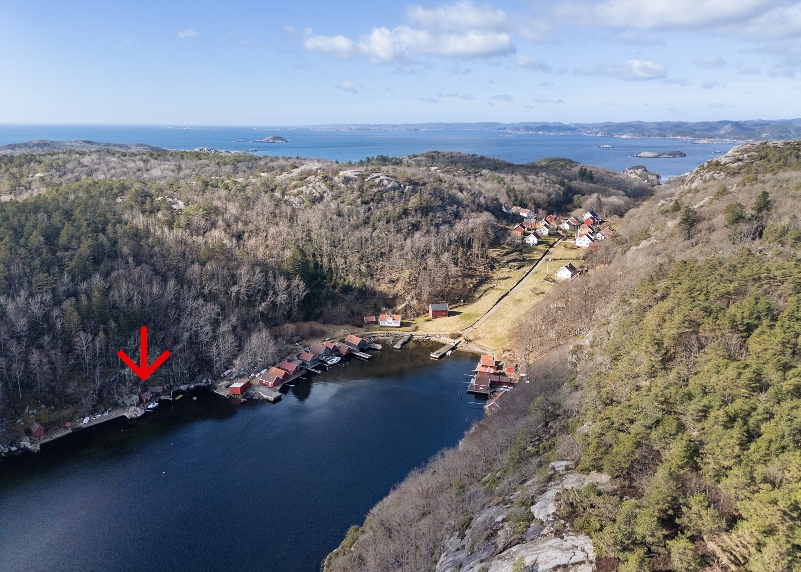 Hillevågen med tilhørende brygge og sjøbod Galleribilde