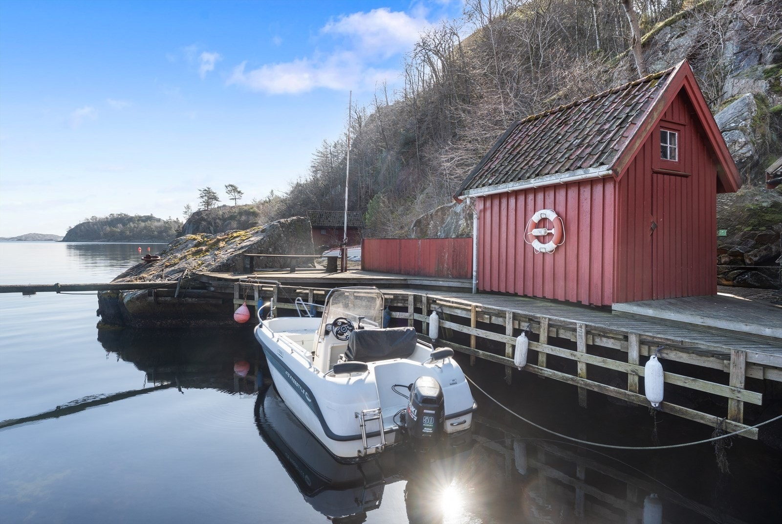 Tilhørende del av brygge og egen sjøbod Galleribilde