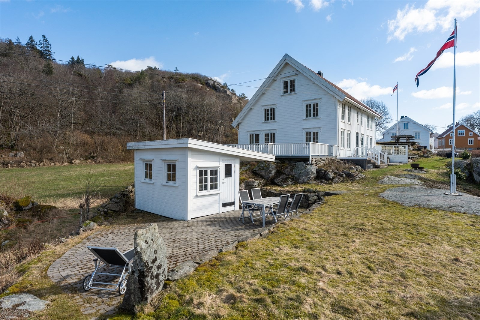 Tilhørende anneks og flere hyggelige uteplasser Galleribilde