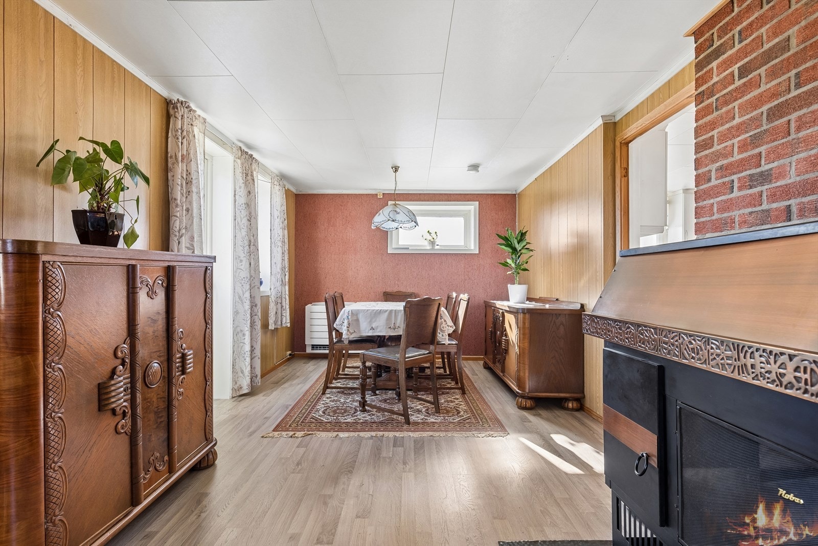 I tilknytning til stuen er det en egen spisestuuedel Galleribilde