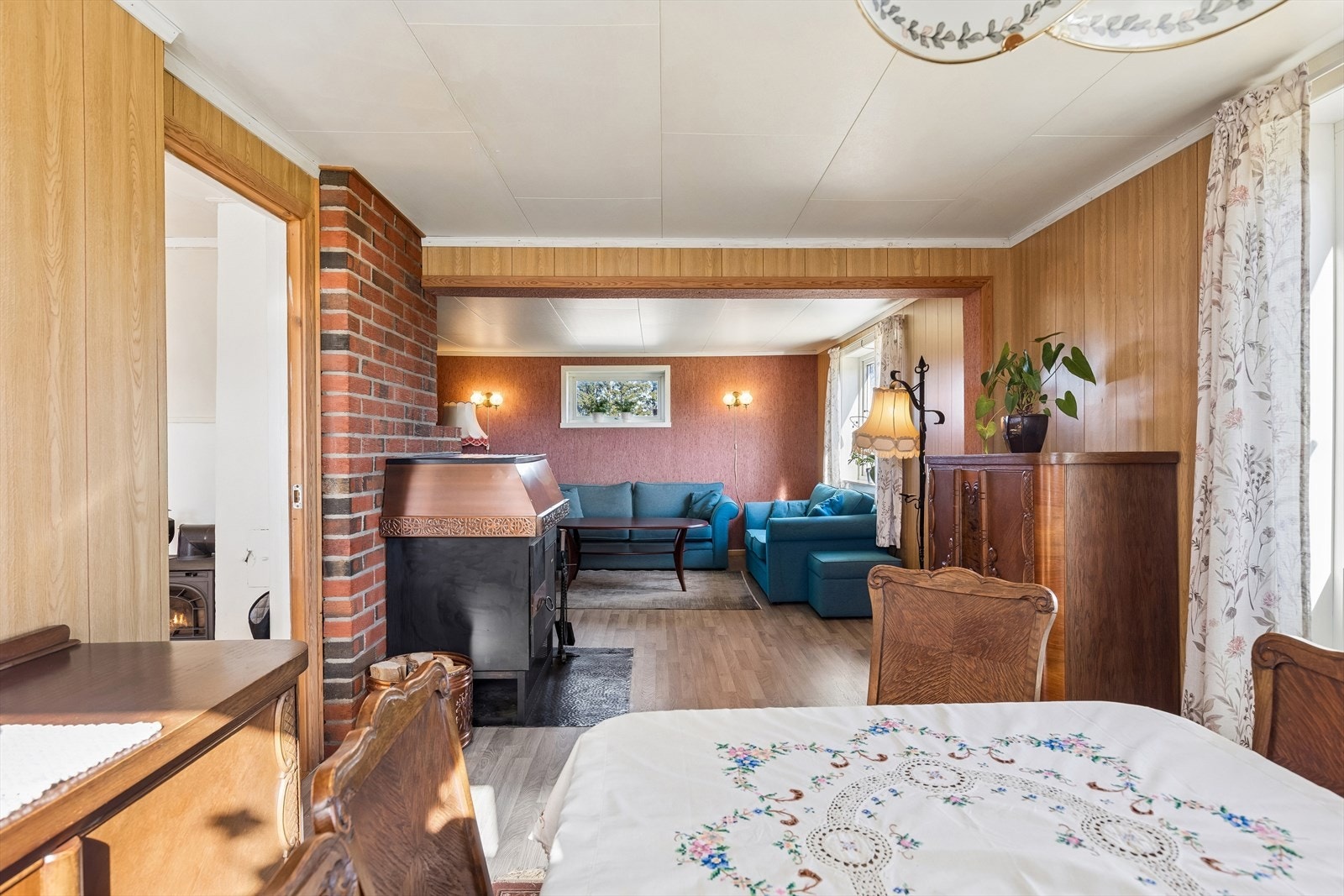 Stuen har en åpen løsning mellom sofakrok og spisedel, med laminatgulv lagt i 2015. Galleribilde