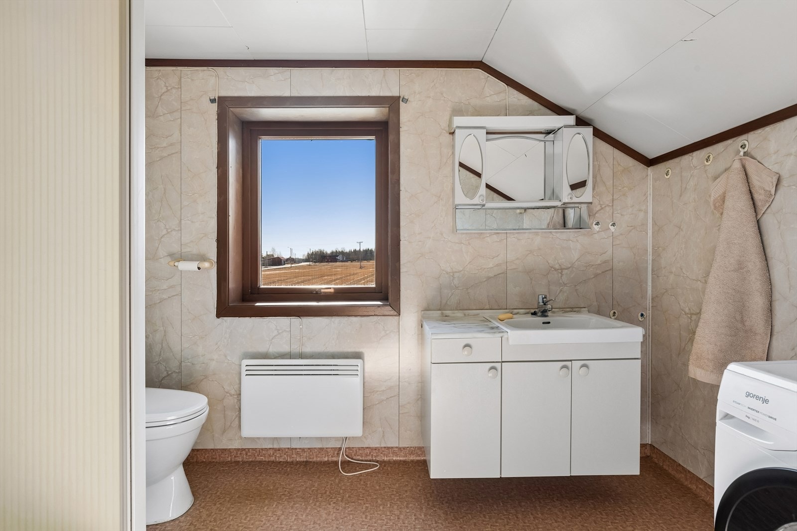 Rommet varmes opp av en veggmontert varmeovn. Galleribilde