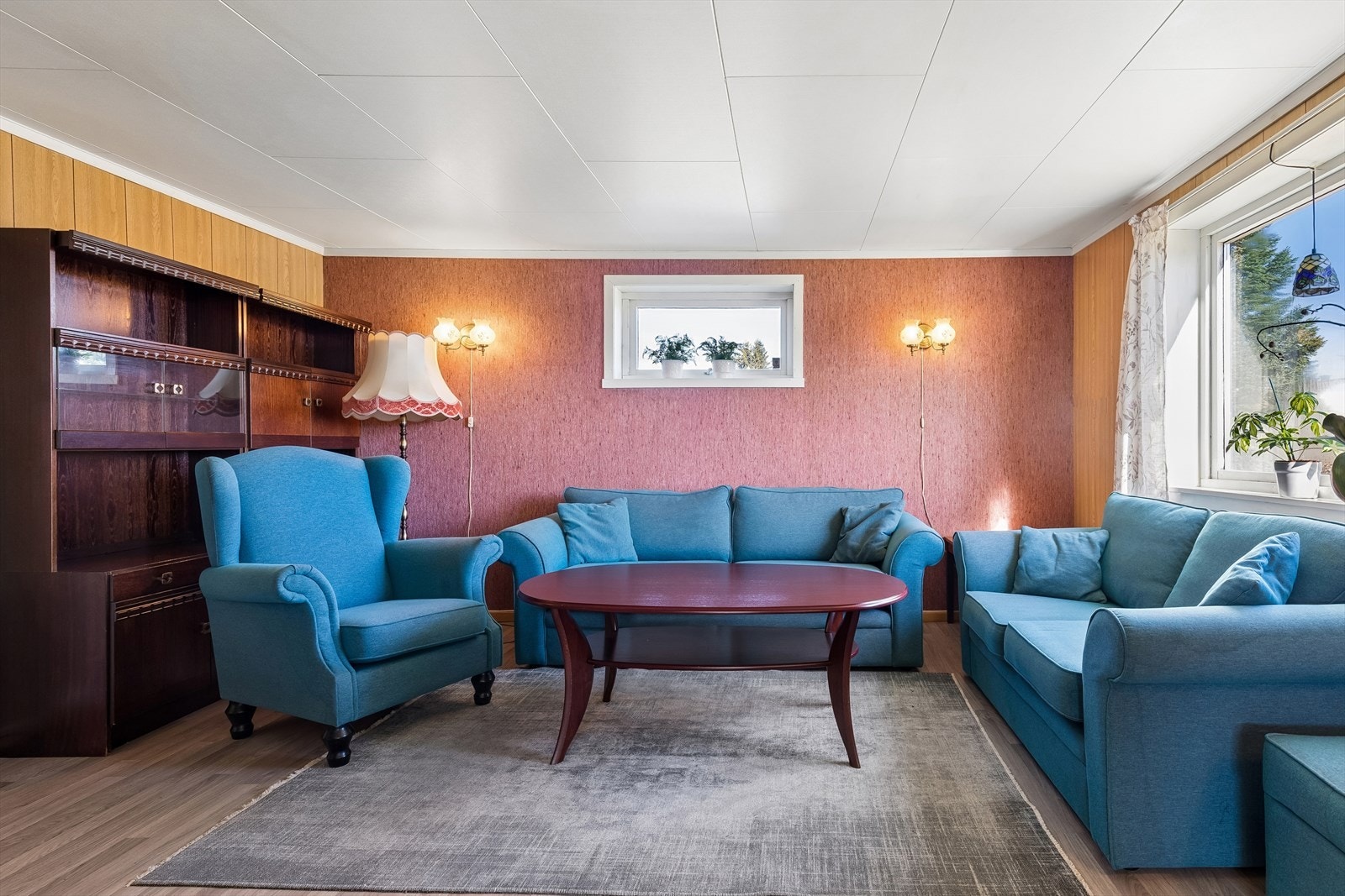 Vinduene i stuen er hovedsakelig tre-lags isolerglass fra 1982, som gir god isolasjon. Galleribilde