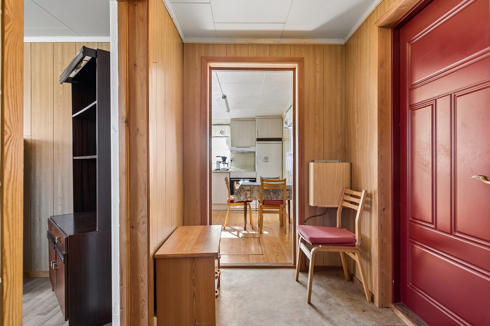 Entréen har en profilert ytterdør fra 1985 og leder videre inn til boligens oppholdsrom. Galleribilde