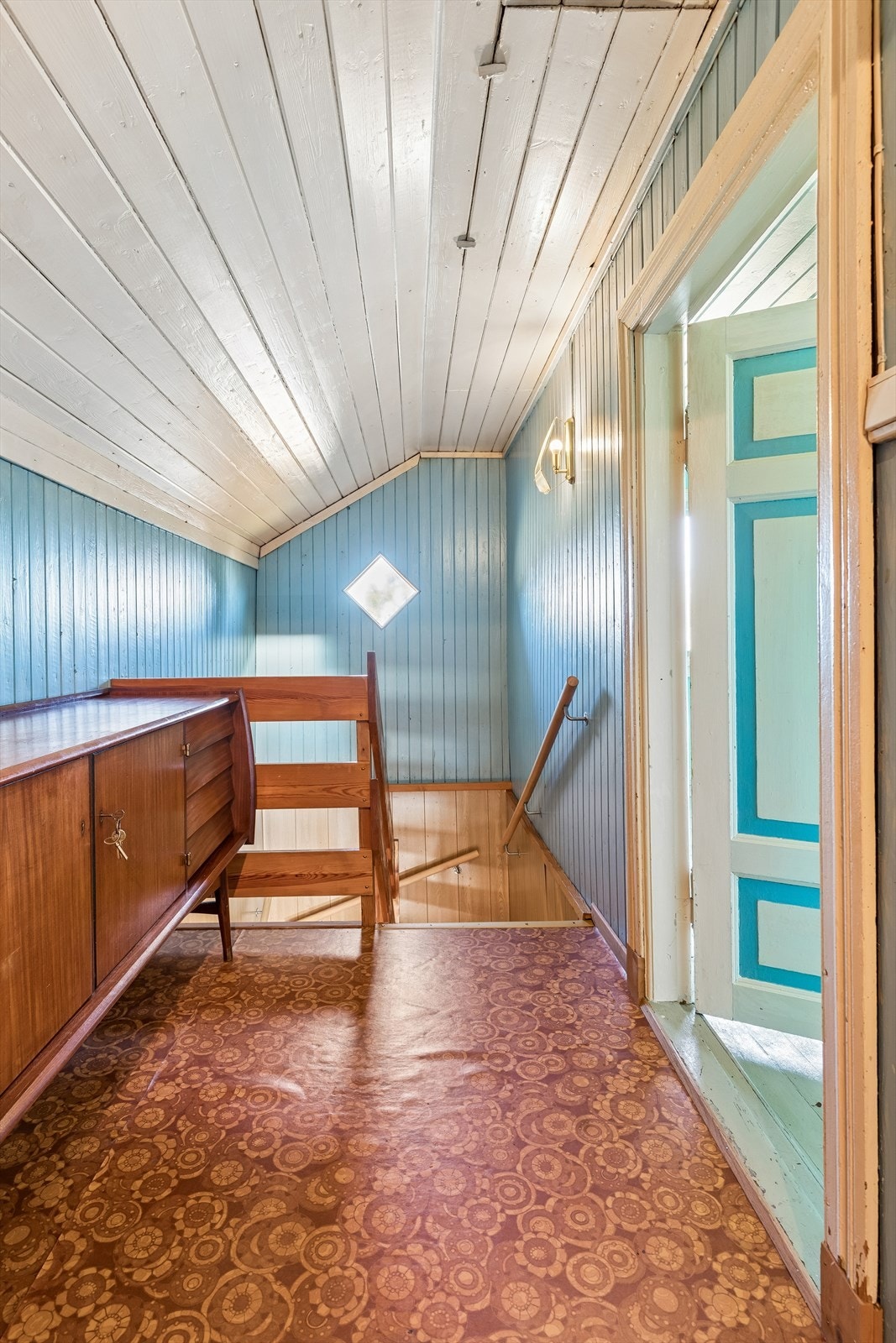 En solid tretrapp forbinder de to etasjene. Galleribilde