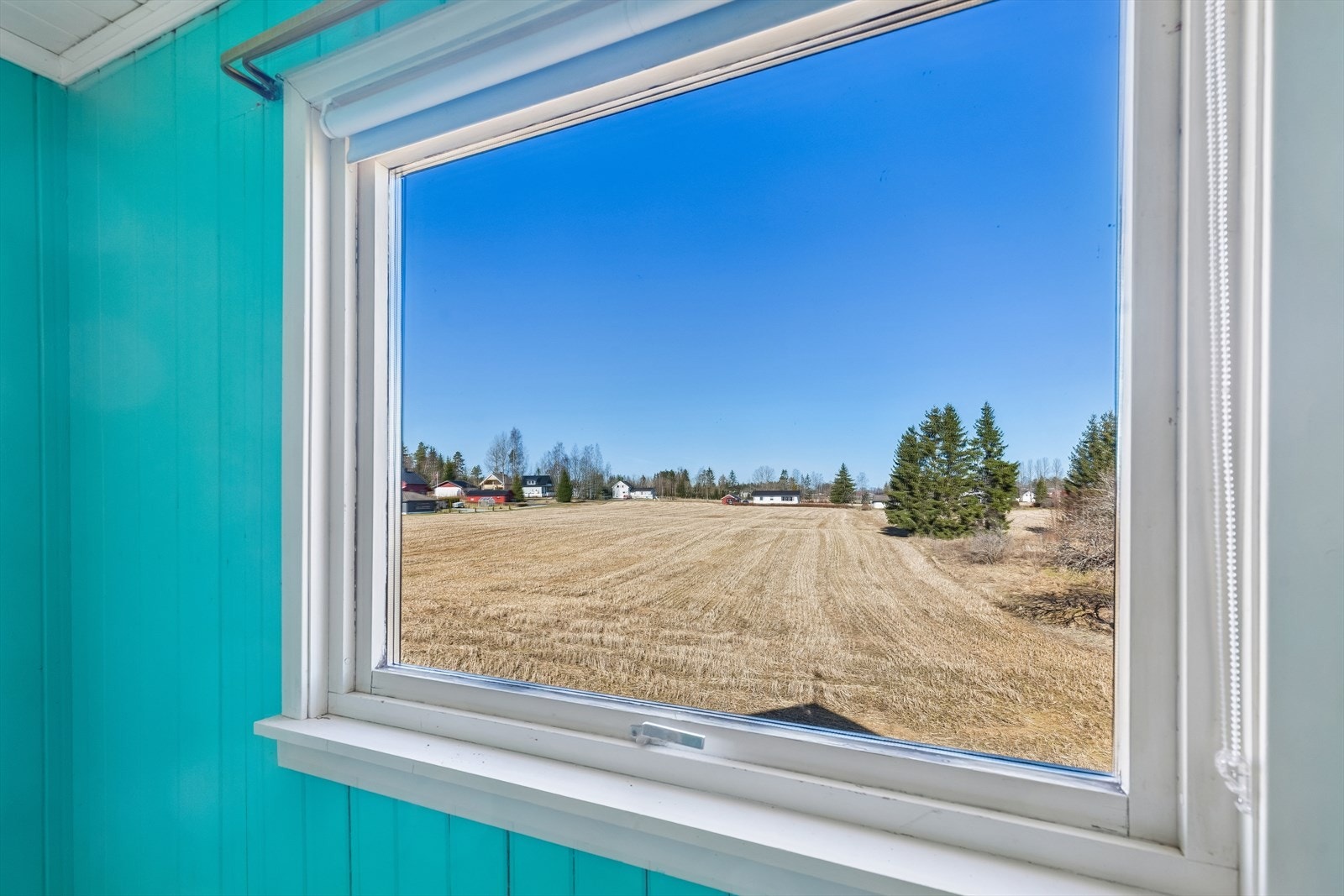 Fra boligen har man en åpen og landlig utsikt over nærområdet. Galleribilde