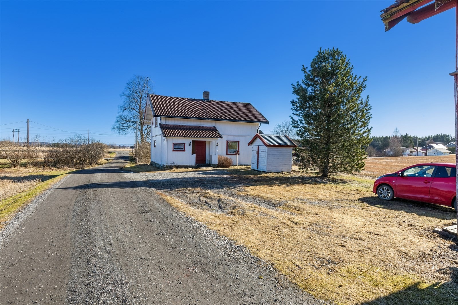 Enebolig fra ca. 1910 med adkomst via privat vei og en stor, flat tomt opparbeidet med plen og gruslagt innkjørsel. Galleribilde