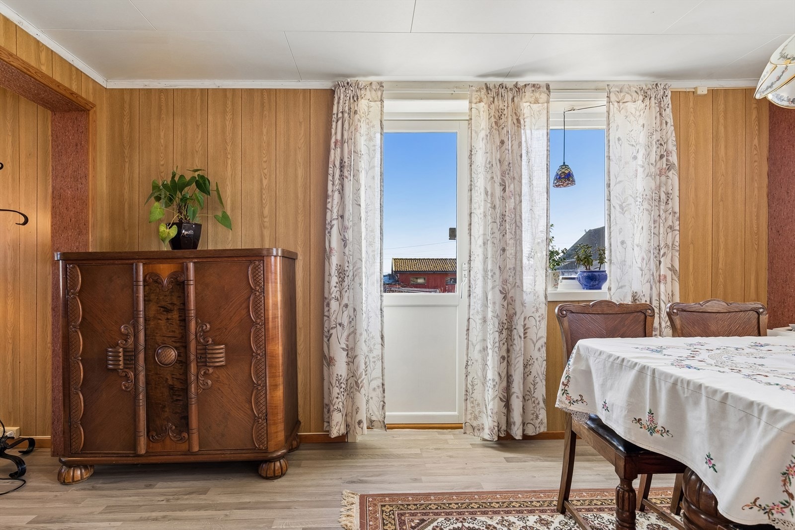 Fra spisedelen er det utgang via en balkongdør som ble skiftet i 2014. Galleribilde