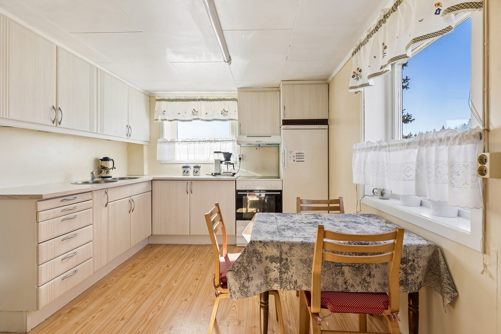 Kjøkkenet har godt med skapplass og rom for en hyggelig spiseplass. Innredningen er fra 1984/85. Galleribilde