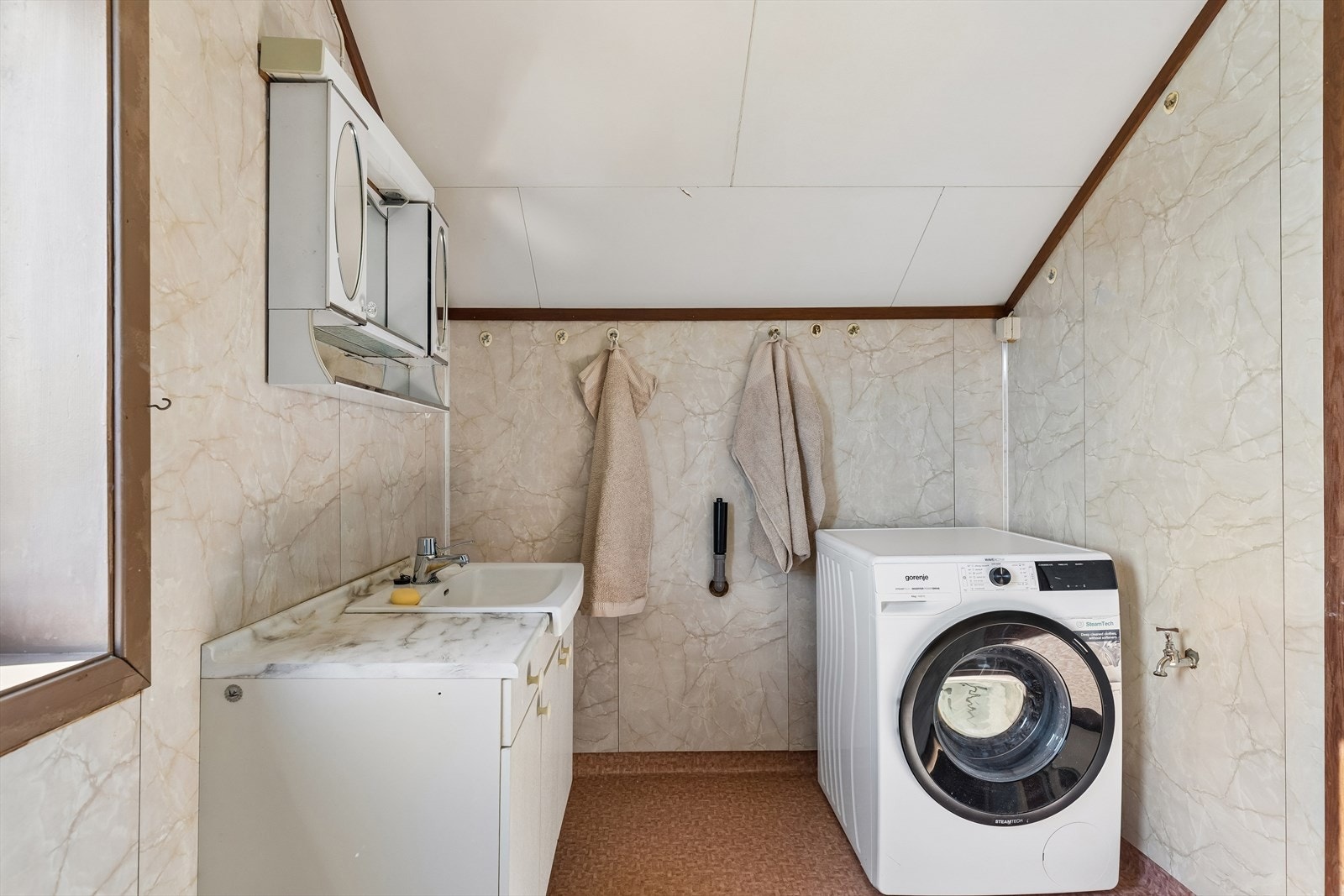 Her er det dusjkabinett, servant med underskap og opplegg for vaskemaskin. Galleribilde