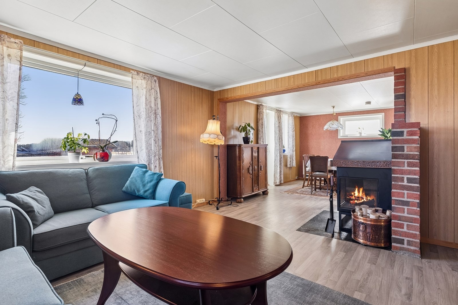 Den romslige stuen gir fleksibilitet for ulike møbleringsløsninger. Galleribilde