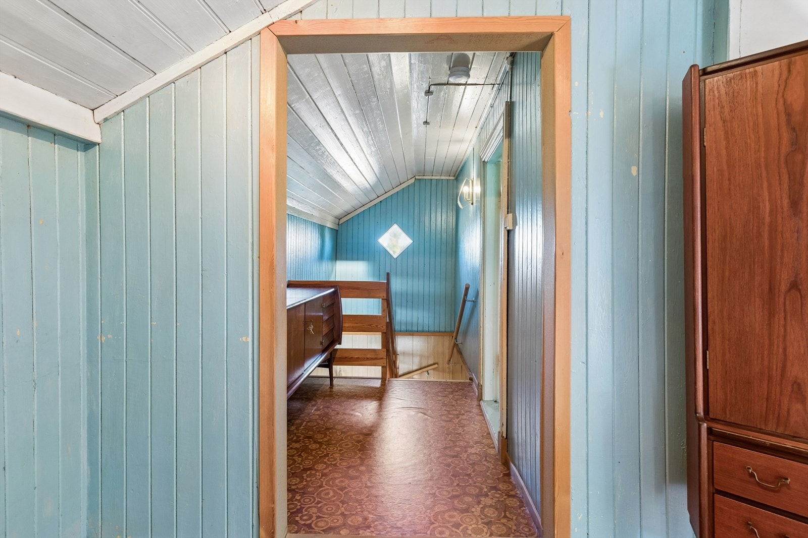 Gangen i andre etasje har trepanel på veggene og binder sammen soverommene og badet. Galleribilde