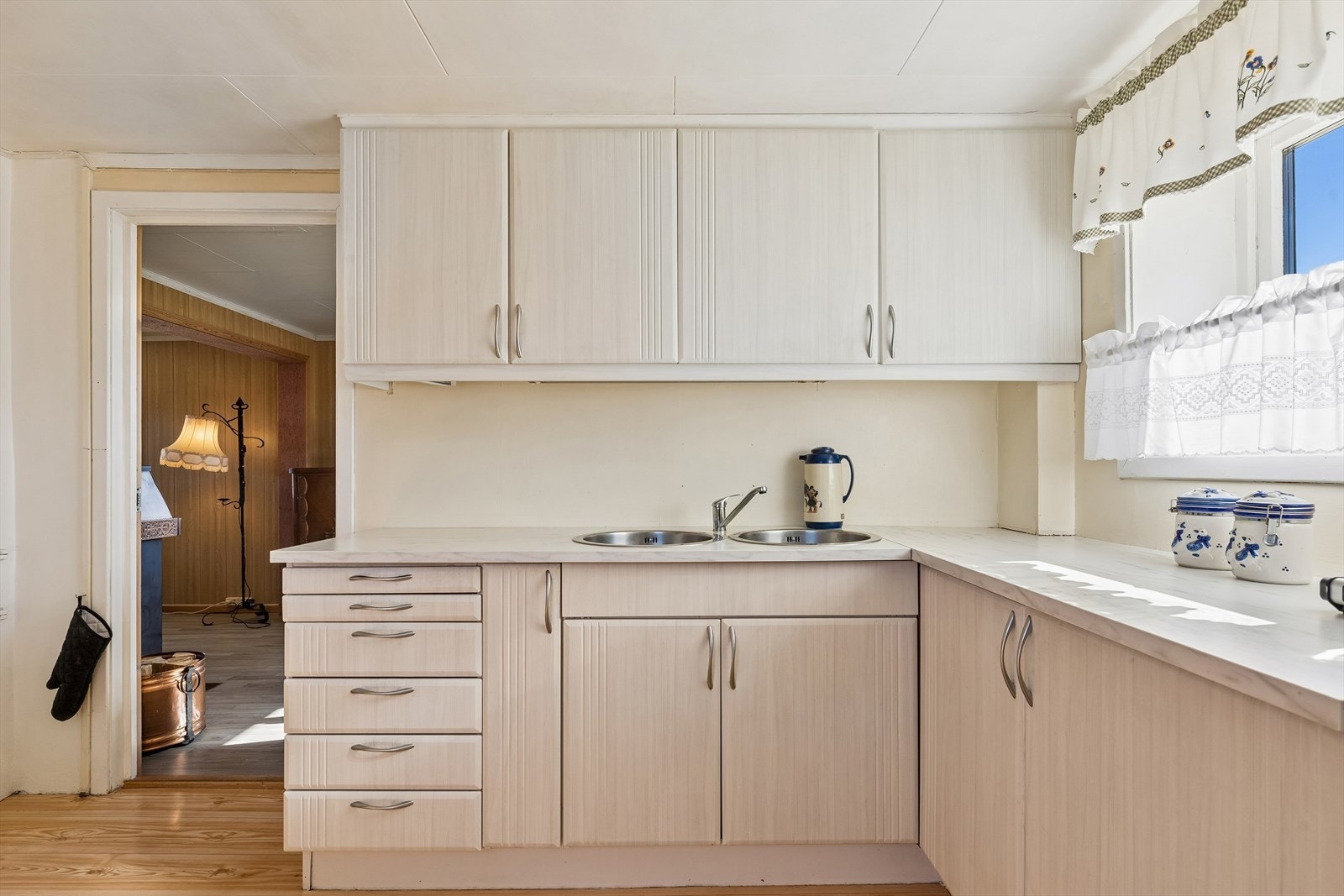 Benkeplaten i laminat og overflatene på innredningen ble ifølge selger fornyet i 2015. Galleribilde