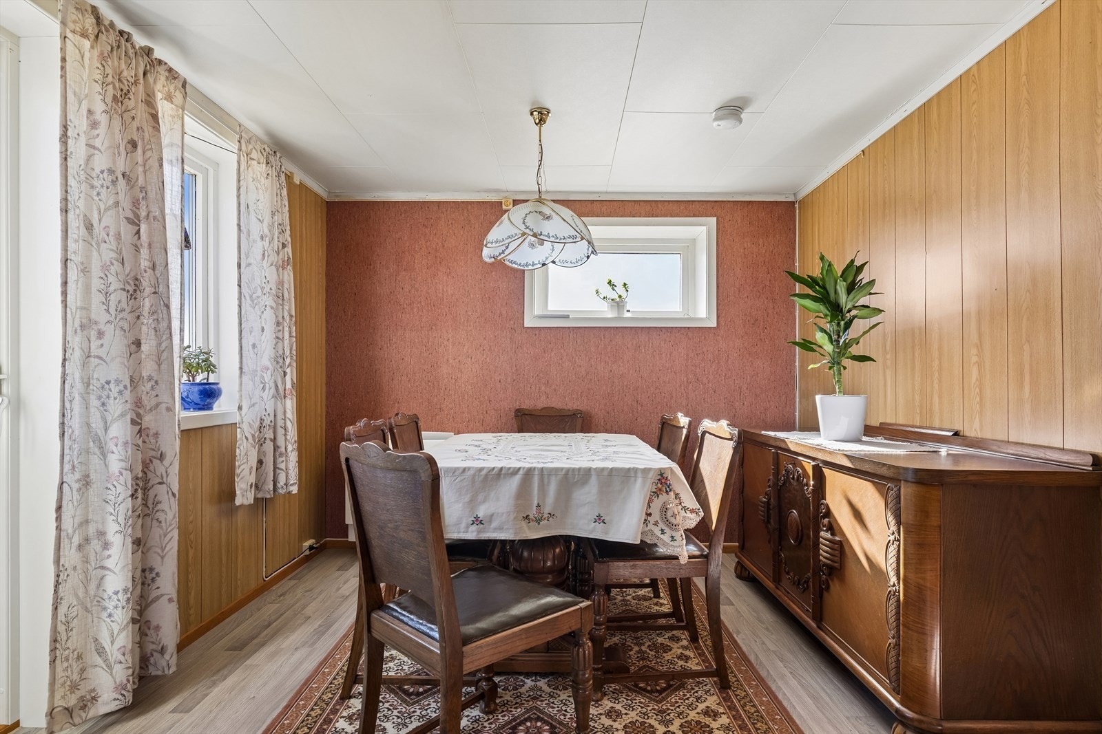 Spisestuen er enkel å møblere og har plass til et stort spisebord. Galleribilde