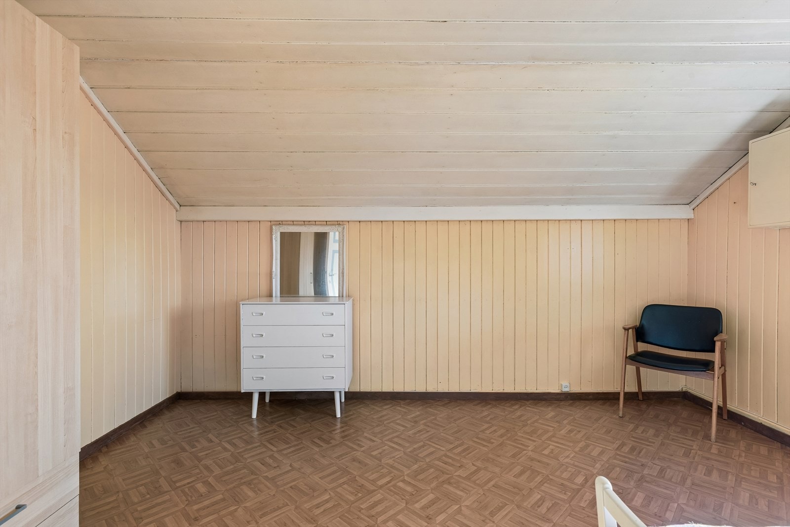 Skråtaket gir rommet en lun og koselig atmosfære. Galleribilde