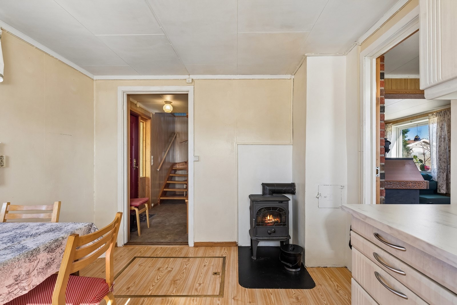 I kjøkkengulvet er det en luke med adkomst til krypkjelleren, hvor blant annet varmtvannsberederen fra 2019 er plassert. Galleribilde