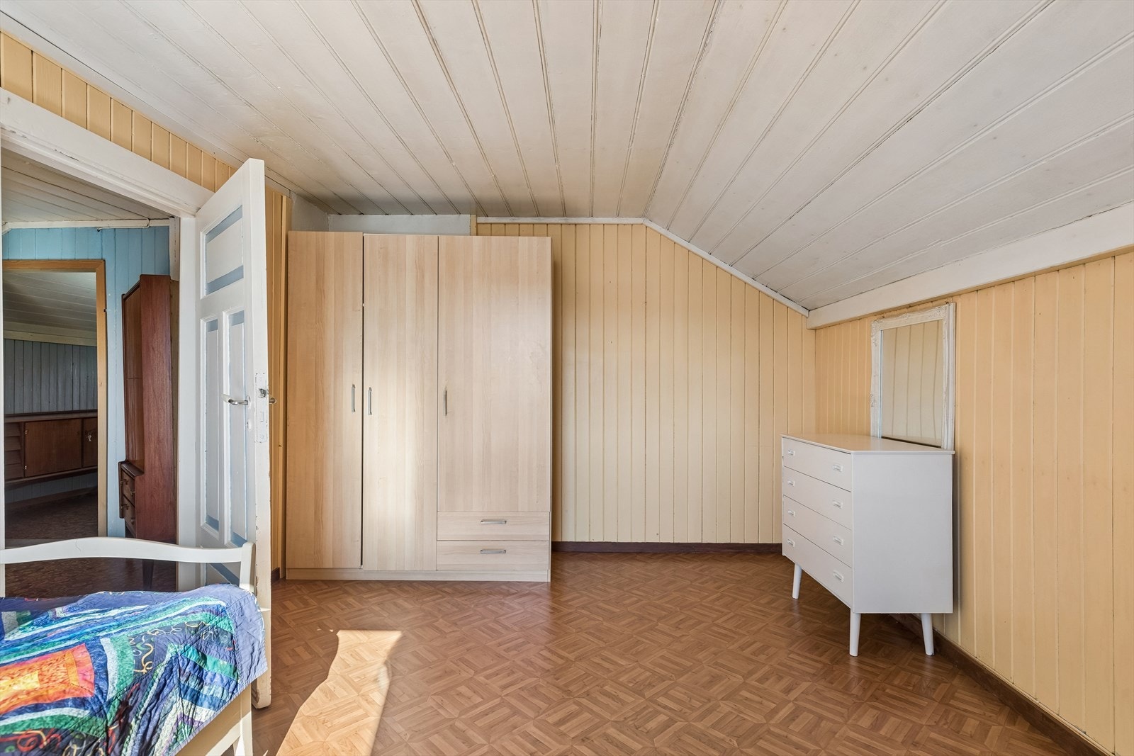 Det andre soverommet med skråtak, som gir en takhøyde fra 147 cm Galleribilde