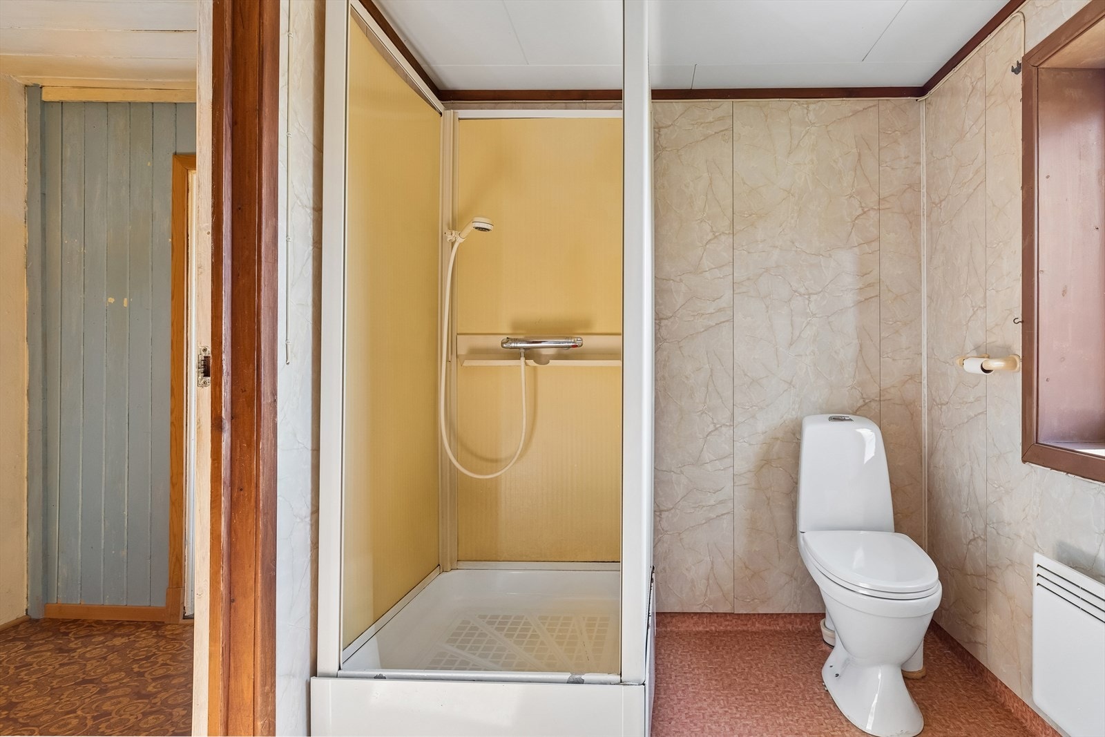 Badet i andre etasje er fra 1984/85 og har baderomsplater på veggene og belegg på gulvet. Galleribilde