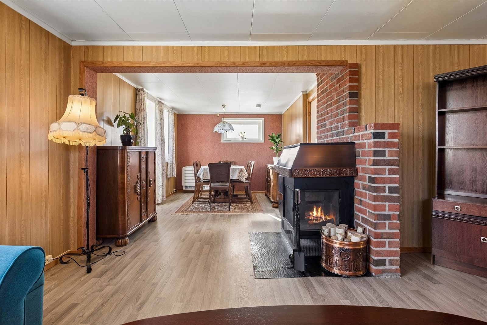 Den åpne løsningen mellom stue og spisestue skaper en sosial og innbydende atmosfære. Galleribilde