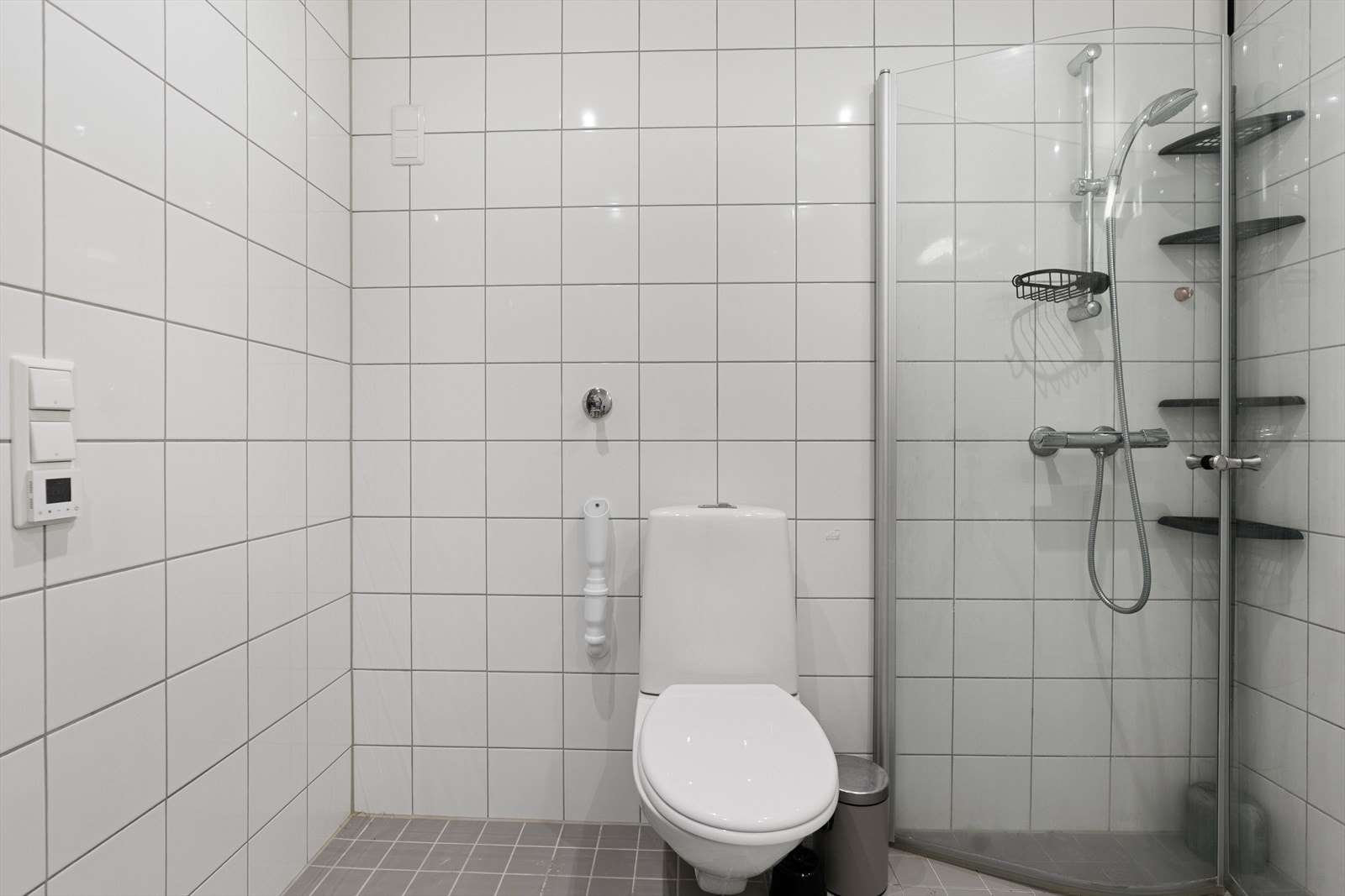 Badet har opplegg for vaskemaskin og innfelte downlights i himlingen. Galleribilde