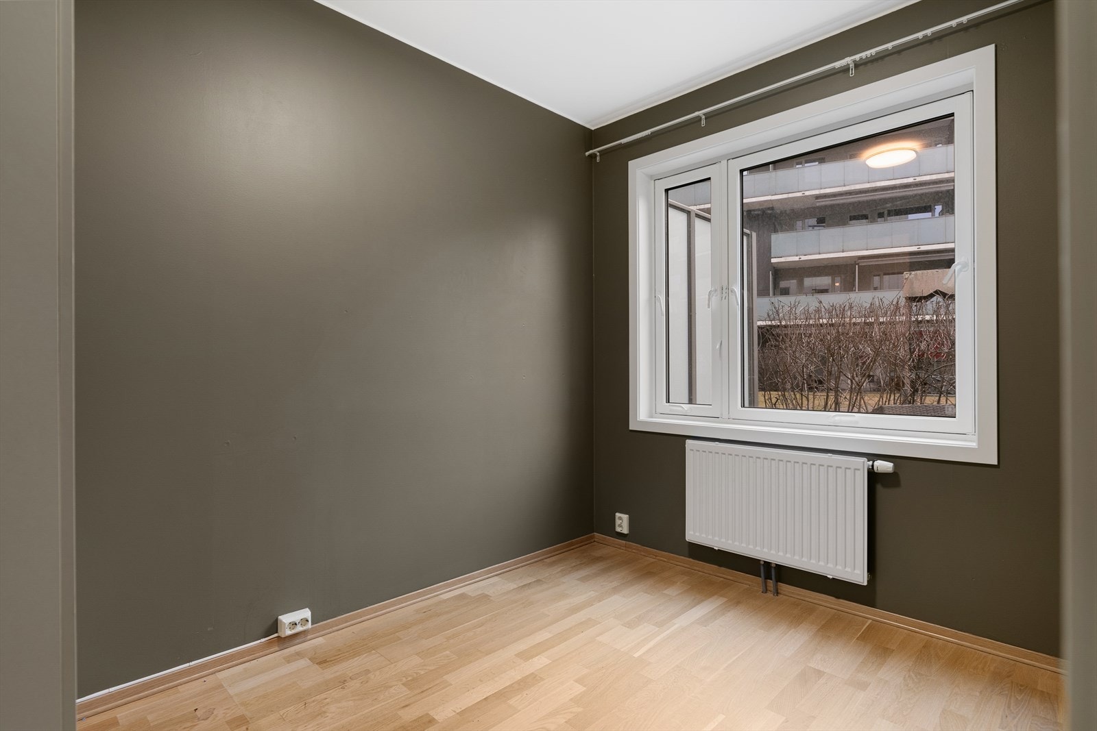 Soverommet er etablert som et separat rom, med parkett på gulv og malte vegger. Galleribilde