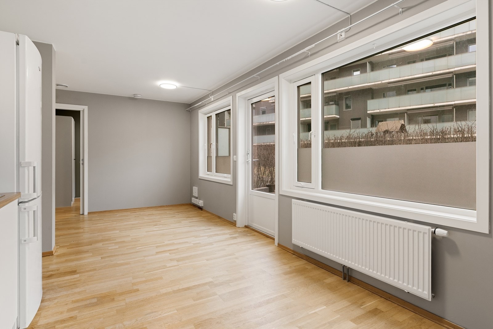 Oppvarming via radiatorer tilknyttet fjernvarme sikrer en jevn og behagelig innetemperatur. Galleribilde