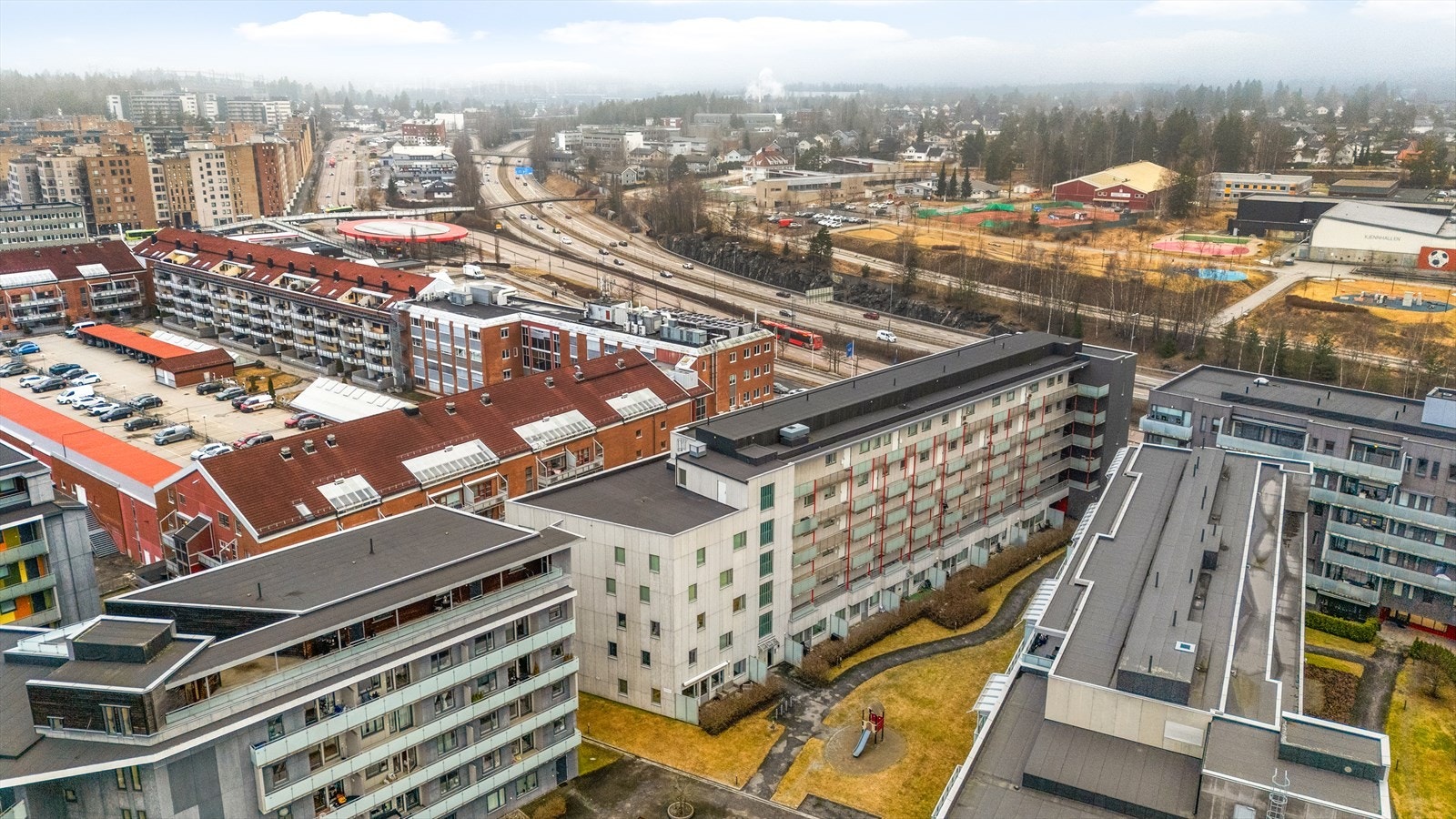 Med leiligheten følger en parkeringsplass i felles garasjeanlegg og en ekstern bod på 5 m². Galleribilde