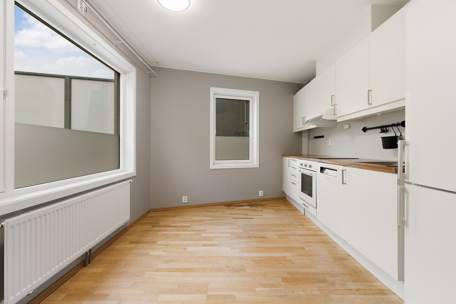 Leiligheten har balansert ventilasjon. Vinduene er fra byggeåret 2012, med isolerglass i treramme. Galleribilde