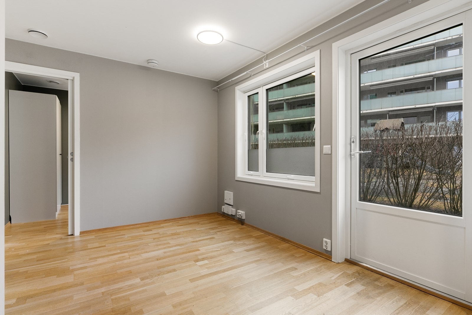 Stuen er romslig nok for både sittegruppe og spiseplass. Døren fører inn til soverommet. Galleribilde