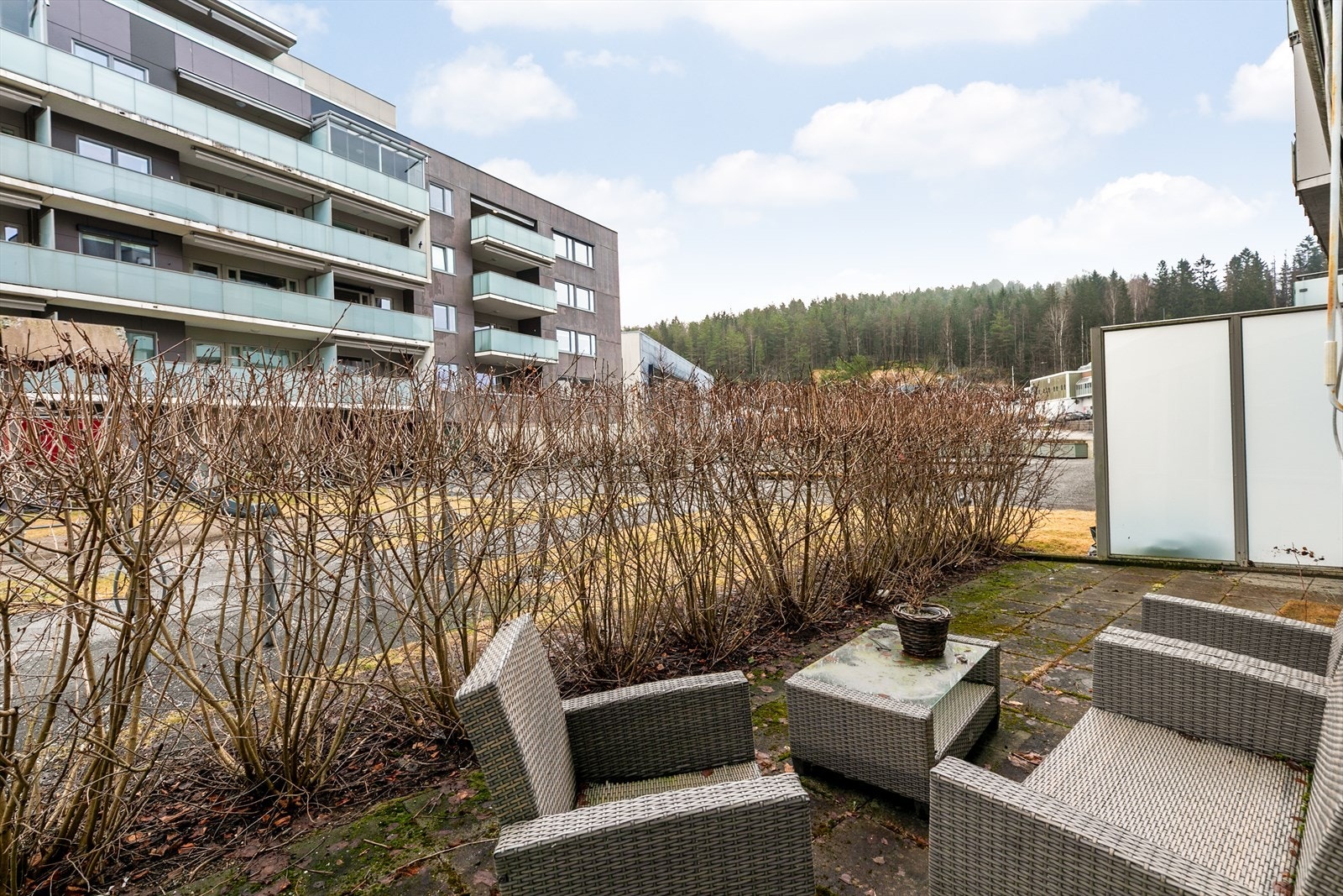 Den romslige, østvendte markterrassen på 22 m² utvider leilighetens sosiale sone. Galleribilde