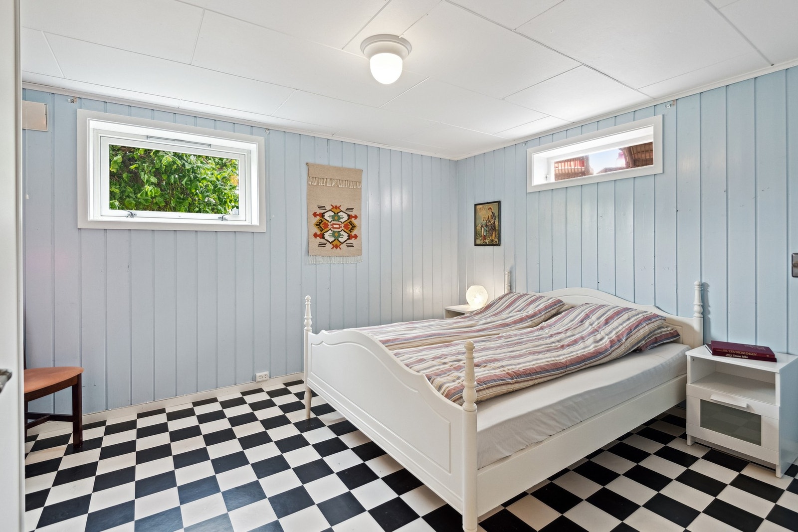 Innredet rom 3 i sokkel er benyttet som soverom, men er ikke godkjent som soverom og tilfredsstiller heller ikke krav til rømning. Galleribilde