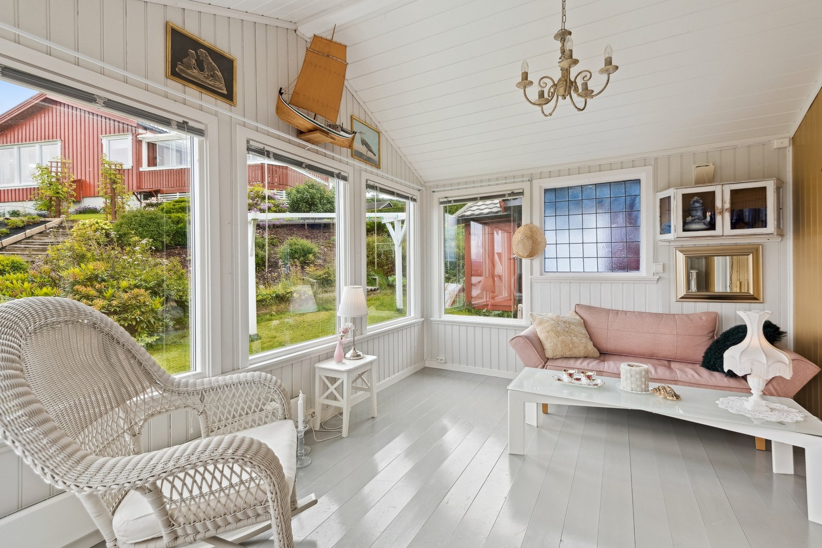 Hagestue med god takhøyde og lysinnslipp fra tre sider. Galleribilde