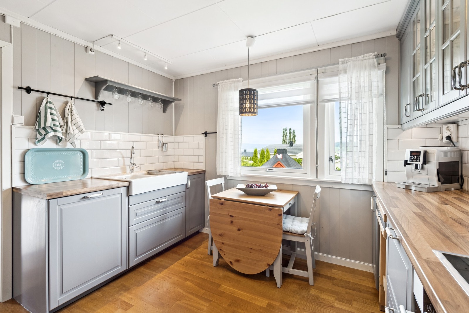 Kjøkkenet oppleves lyst, romslig og godt å være i. Galleribilde