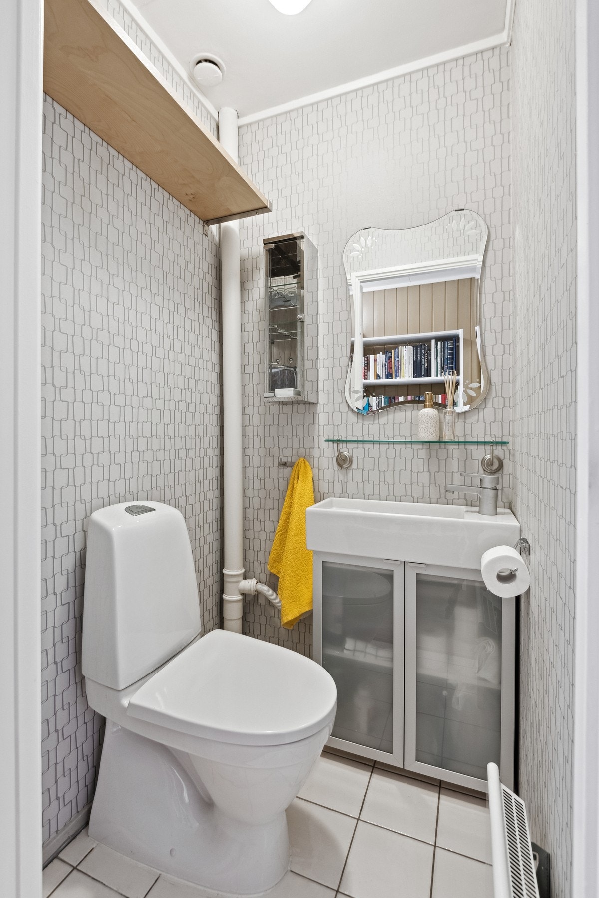 Separat toalett i gangen i hovedetasjen. Galleribilde